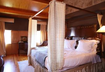 Casas Do Coro has rooms with a private hot tub