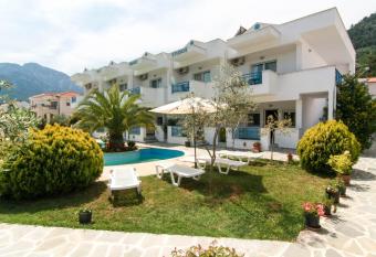 Smaro Studios has Balcony rooms