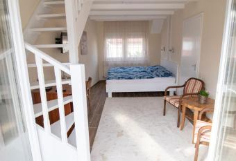 Art Mag  nsz  ll  shely has Balcony rooms