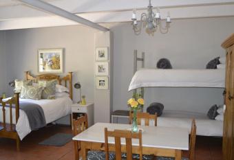 Rooiheuwel Cottage has Balcony rooms