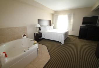 Bowman Inn and Suites has rooms with a private hot tub