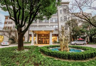 Shanghai Donghu Hotel allows 18 year olds to book a room