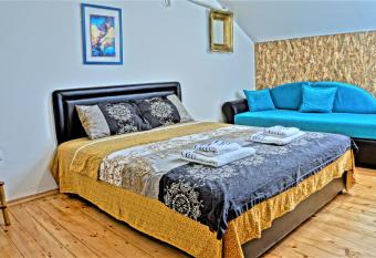 Central Apartment has Balcony rooms