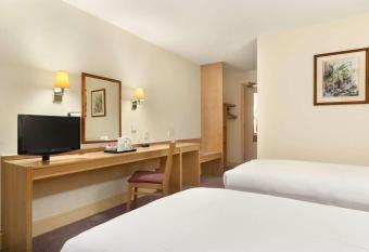 Days Inn by Wyndham Sevenoaks Clacket Lane allows 18 year olds to book a room