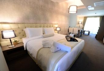 Alexandar Square Boutique Hotel has rooms with a private hot tub