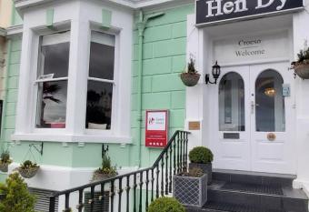 Hen Dy allows 18 year olds to book a room