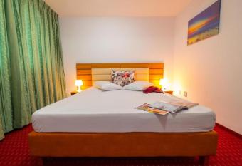 Hotel Sir Orhideea allows 18 year olds to book a room