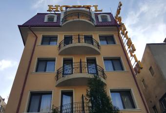 Hotel Cantemir allows 18 year olds to book a room