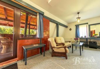 Bran Belvedere International has rooms with a private hot tub