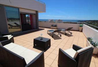 Atlantico Apartments allows 18 year olds to book a room