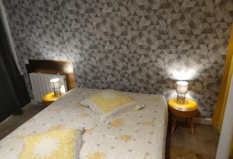 Le Saint L  onard...Il est Jaune allows 18 year olds to book a room