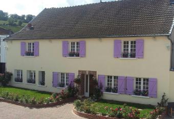 G  tes de Chavot Bellevue allows 18 year olds to book a room