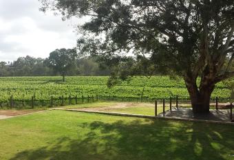 Upper Reach Spa Cottage has rooms with a private hot tub