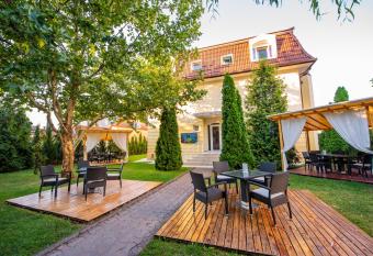 Hotel Imperial allows 18 year olds to book a room