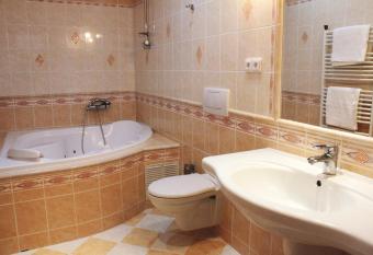 Hotel Orix has rooms with a private hot tub