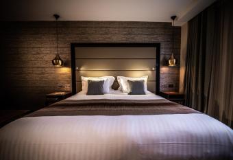 The Warwickshire Hotel and Country Club allows 18 year olds to book a room