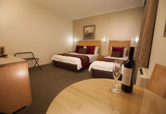 BEST WESTERN PLUS Travel Inn has rooms with a private hot tub