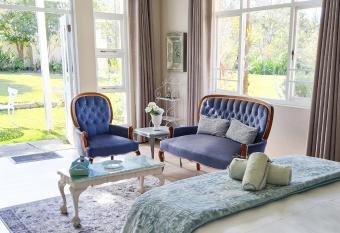 Cherry Berry Lodge allows 18 year olds to book a room