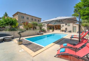Le Clos des Troubadours allows 18 year olds to book a room