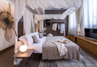 Mercatovecchio Luxury Suites allows 18 year olds to book a room