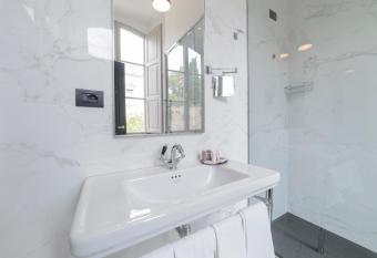 Roma Luxus Hotel has rooms with a private hot tub