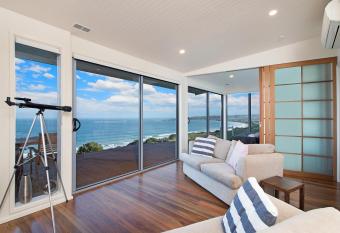 Seafarers Getaway has Balcony rooms