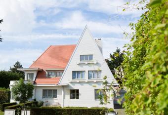 Villa Emilia allows 18 year olds to book a room