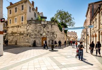 Villa Palace has rooms with a private hot tub