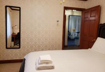 A Tranquil House In Cambridge has Balcony rooms