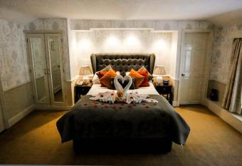 Crown Hotel Wetheral has rooms with a private hot tub