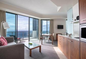 Mantra Legends Hotel has rooms with a private hot tub