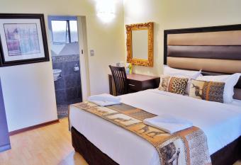 Ecotel Premier Lodge & Conference Centre has rooms with a private hot tub