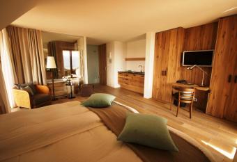 Hotel Hirschen Horn has rooms with a private hot tub