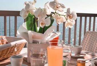 La Scogliera has Balcony rooms