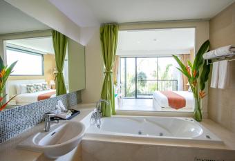 Hula Hula Resort, Ao Nang -SHA Extra Plus has rooms with a private hot tub
