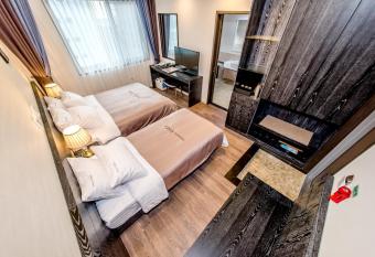 Seawater Spa Hotel Coza has rooms with a private hot tub