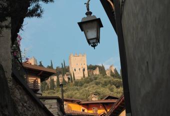 Casa Vacanze Claudette allows 18 year olds to book a room