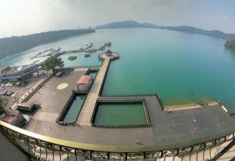 Ming Yue Hu Hotel has rooms with a private hot tub