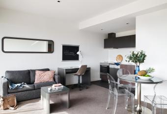 Dandenong Central Apartments Official allows 18 year olds to book a room