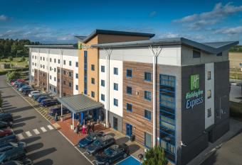 Holiday Inn Express Kettering, an IHG Hotel allows 18 year olds to book a room