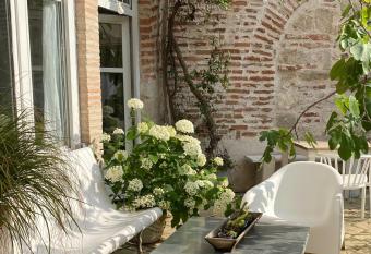 La maison sur la place has Balcony rooms