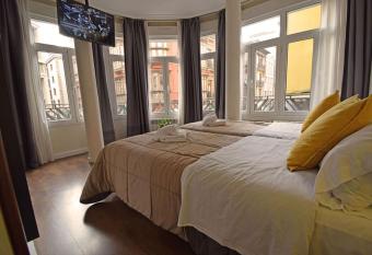 Hostel Gij  n Centro allows 18 year olds to book a room