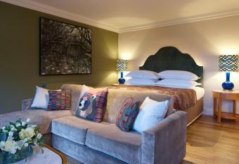 Bishopstrow Hotel and Spa - Small Luxury Hotels of the World has rooms with a private hot tub