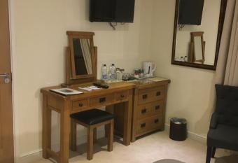 Bryn Derwen has rooms with a private hot tub