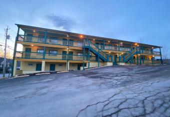 The Sunview Motel has Balcony rooms