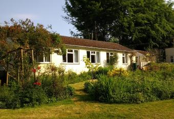 Robin Hill Cottage has Balcony rooms