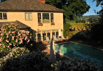 Vineyard Country Inn has Balcony rooms