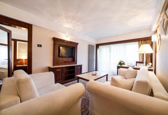 Hotel International allows 18 year olds to book a room