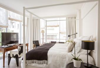 White Villa Tel Aviv Hotel has rooms with a private hot tub