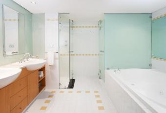 Crowne Plaza Perth, an IHG Hotel has rooms with a private hot tub